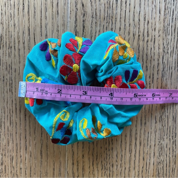 Scrunchie Embroidered - NEW - Picture 2 of 3